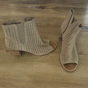 TOMS OPEN TOED BOOTS